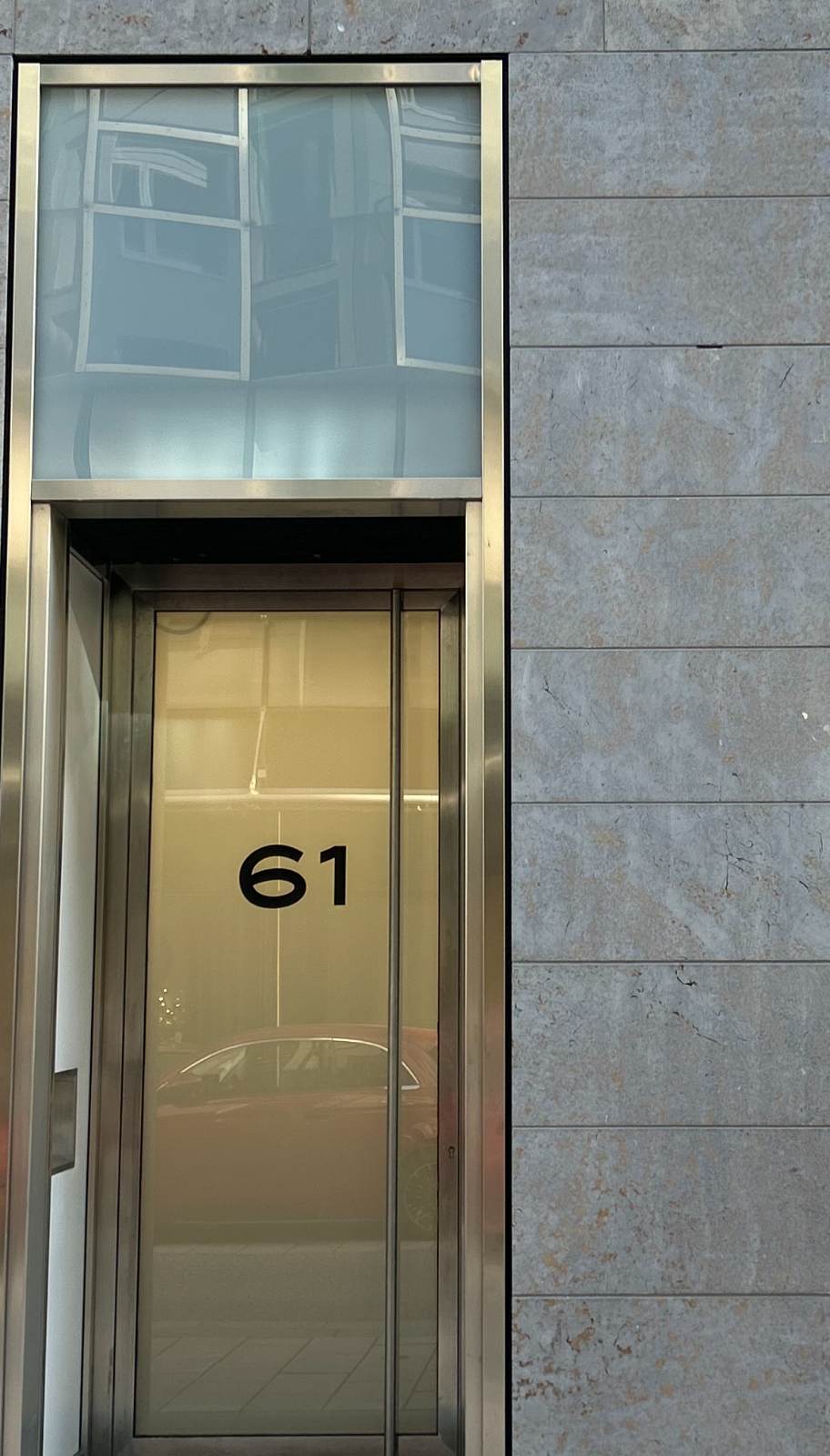 Eingang Neuer Wall 61 bei Tageslicht