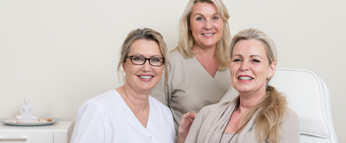 Frau Dr. Herrmann mit ihren zufriedenen Patientinnen Frau Dr. Herrmann mit ihren zufriedenen Patientinnen